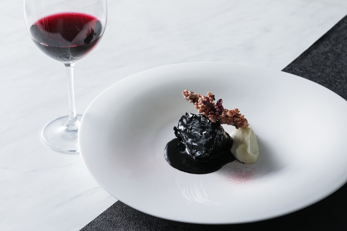 【Viande】牛ほほ肉の赤ワイン鋳込み 八丁味噌の香り 馬鈴薯のピューレと黒米のチップと共に ペアリングドリンク:赤ワイン クローズ・エルミタージュ・ルージュ or ノンアルコールカクテル