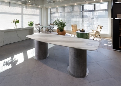 テーブル：4D CERAMICS CALACATTA AUREO 4D テーブル脚：マルミマキシマム SILVER ROOT（受注輸入品）