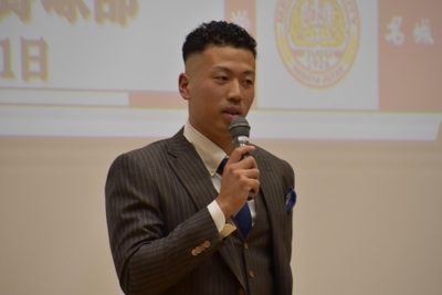 決意を述べる松本投手