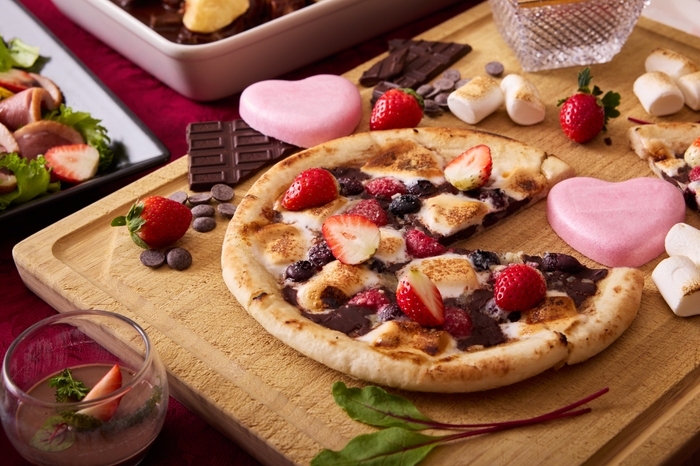 チョコレートと相性の良い「3種のベリーとチョコレート マシュマロのピザ」