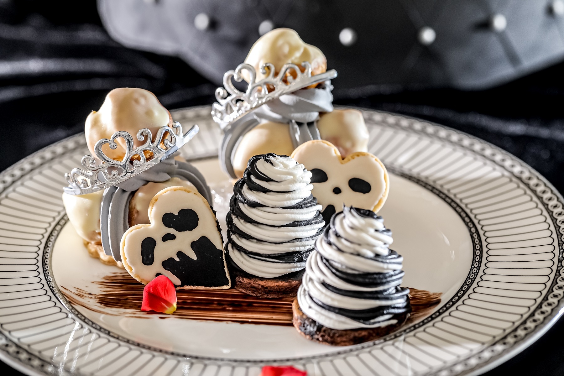 1皿目:クイーンが愛したサントノーレ / アイシングクッキー / ダークモンブラン