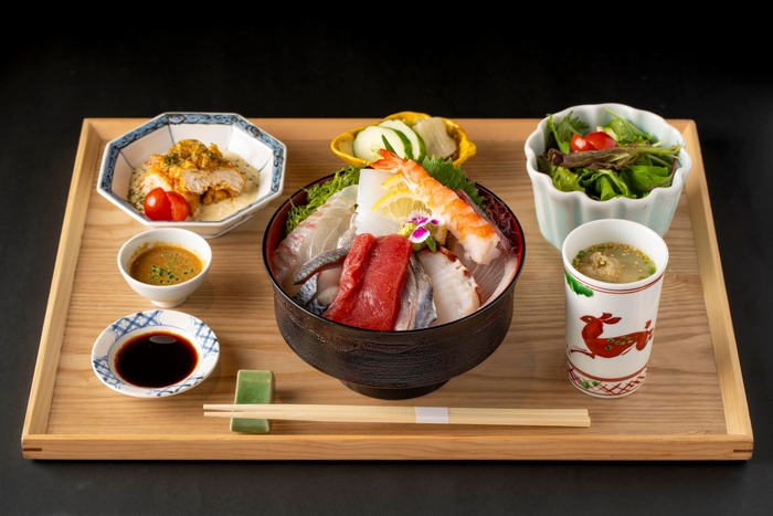 豪華海鮮丼とチキン南蛮定食」1,500円(税込)