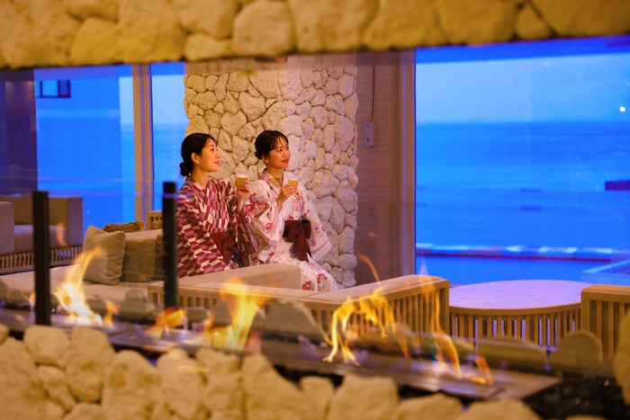 夏の長い夕暮れ。刻々と表情を変える海を見ながら寛ぎのひとときを