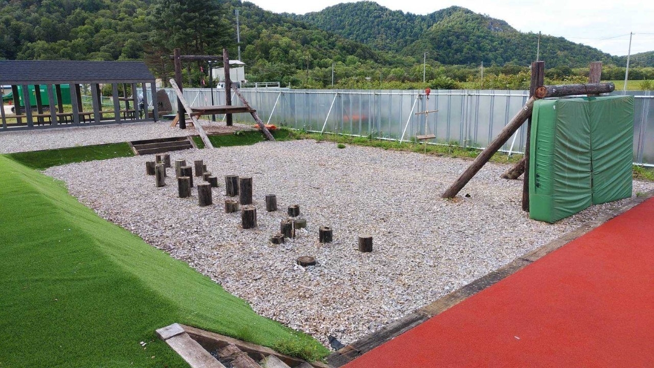 新本社裏庭のアスレチック遊具は地元の子どもたちも遊びに来ます