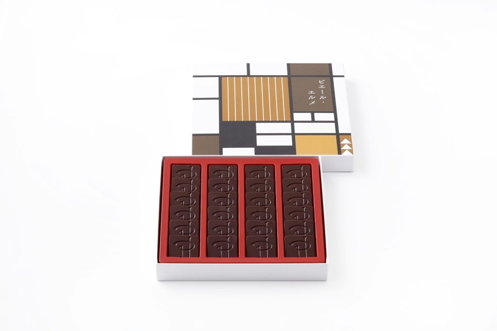 丁寧に作られたひと口サイズの「ビターチョコレート 」(24枚入り 2,484円)