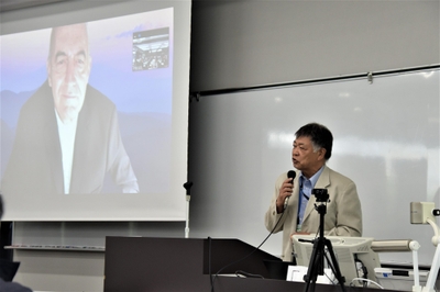 基調講演でコーディネーターと通訳を務める稲葉教授