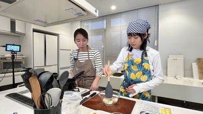 豆腐をほぐします。