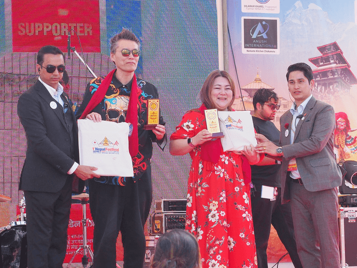 左からナレンドラ バスネット、GOD、SIZUKU