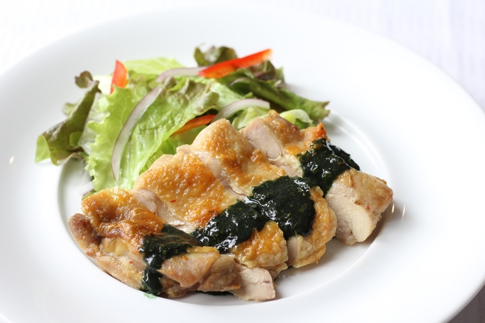 提供メニュー「チキンソテーバジルソース」 ※イメージ