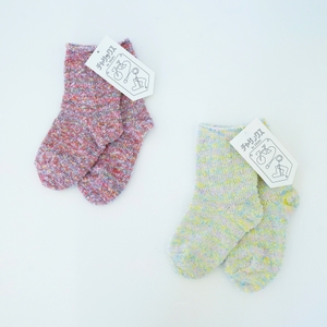 左：フラミンゴ／ミドルグレー／限定糸　右：クリーム／ライム／限定糸 