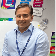 スワスティック・グハさん（ブリティッシュ・カウンシル　シニア・ティーチャー） 児童向け英語教育を専門としている。5カ国における豊富な指導経験と知見を持ち、カタールと日本において児童向けコースを担当する。日本における児童向けコースにおいて重要な役割を担う。