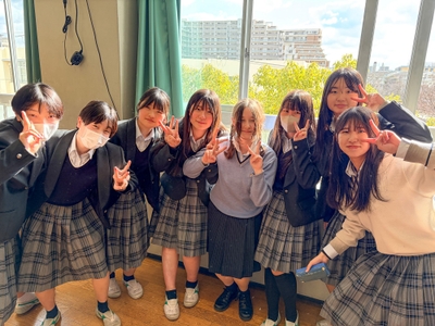 クラスメイトらとの記念撮影（ミーアさん）