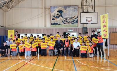 気仙沼市の菅原市長を囲んで記念撮影する学生ら