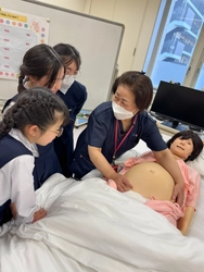 大阪信愛学院小学校が小大連携で「命の授業」を実施　赤ちゃんのお世話体験や妊婦体験を通して命の尊さを学ぶ