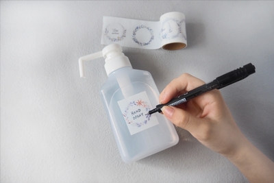 文字も書けて、水にも強いから、サニタリー小物に貼れます。