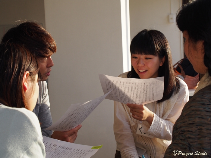 台本を読むお客様