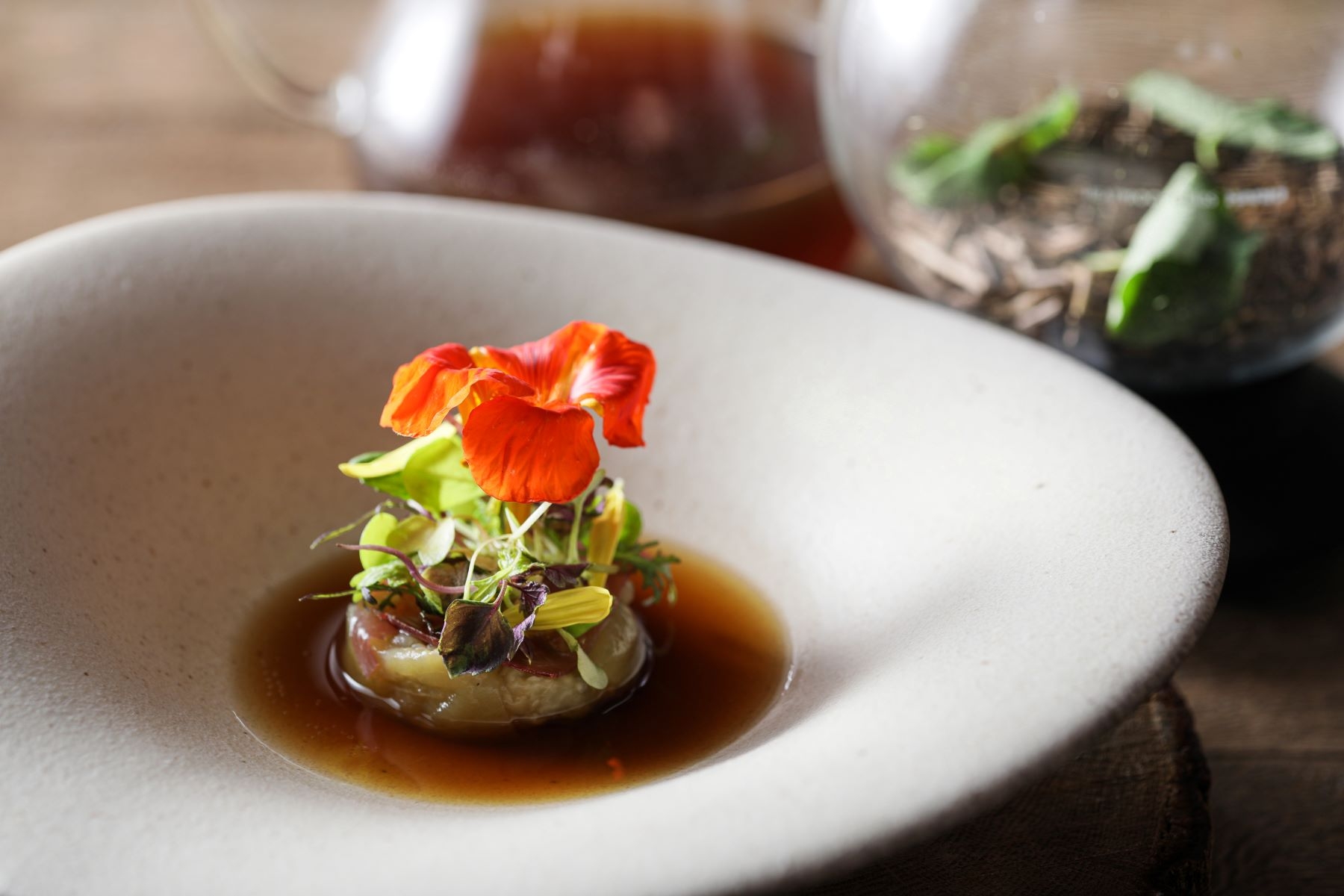 焼き茄子とブレザオラ フレッシュハーブと共に “雁が音ほうじ茶”香るコンソメを注いで
