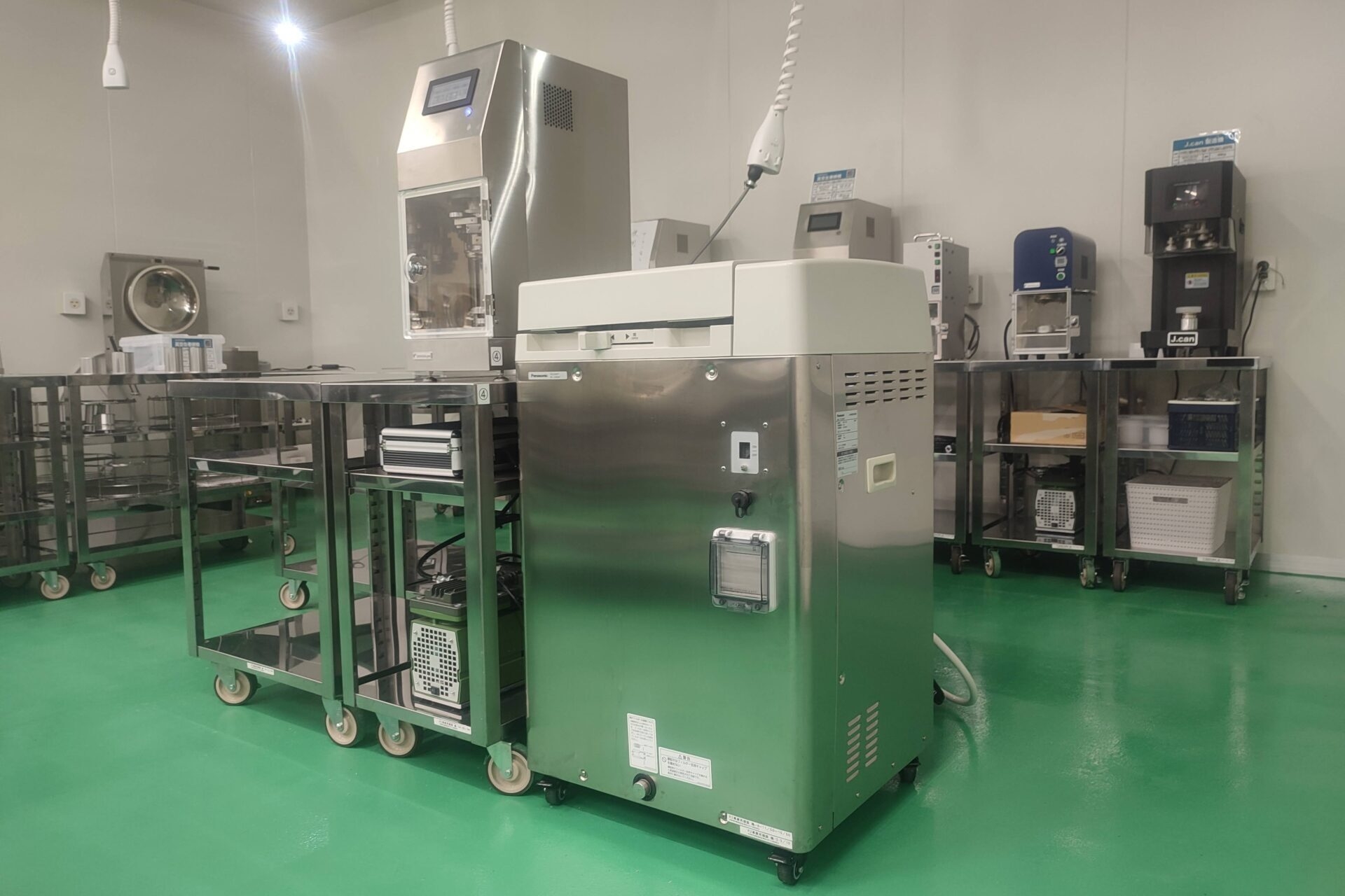 プロ仕様の工場と缶詰製造機