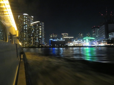 船から見た高層ビル群