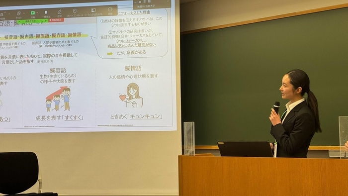 研究内容を学会で発表している様子