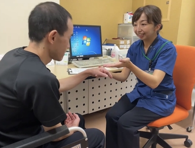 院内にて失語症患者にMIT施術する様子