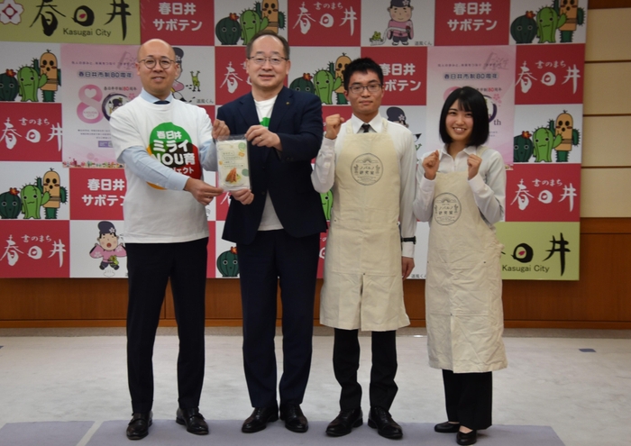 試食会で記念写真に収まる(左から)長谷川社長、石黒市長、大久保さん、三浦さん