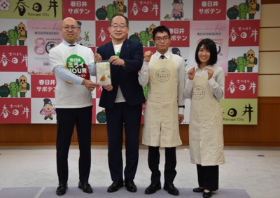 試食会で記念写真に収まる（左から）長谷川社長、石黒市長、大久保さん、三浦さん