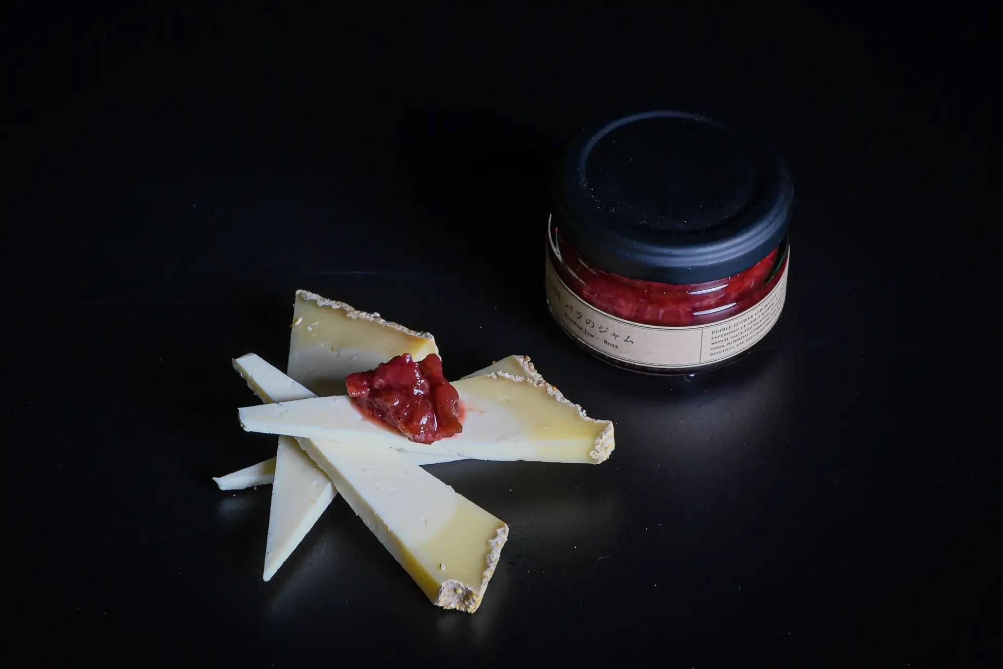 バラジャムを乗せた薔薇のチーズ(550円・税込)