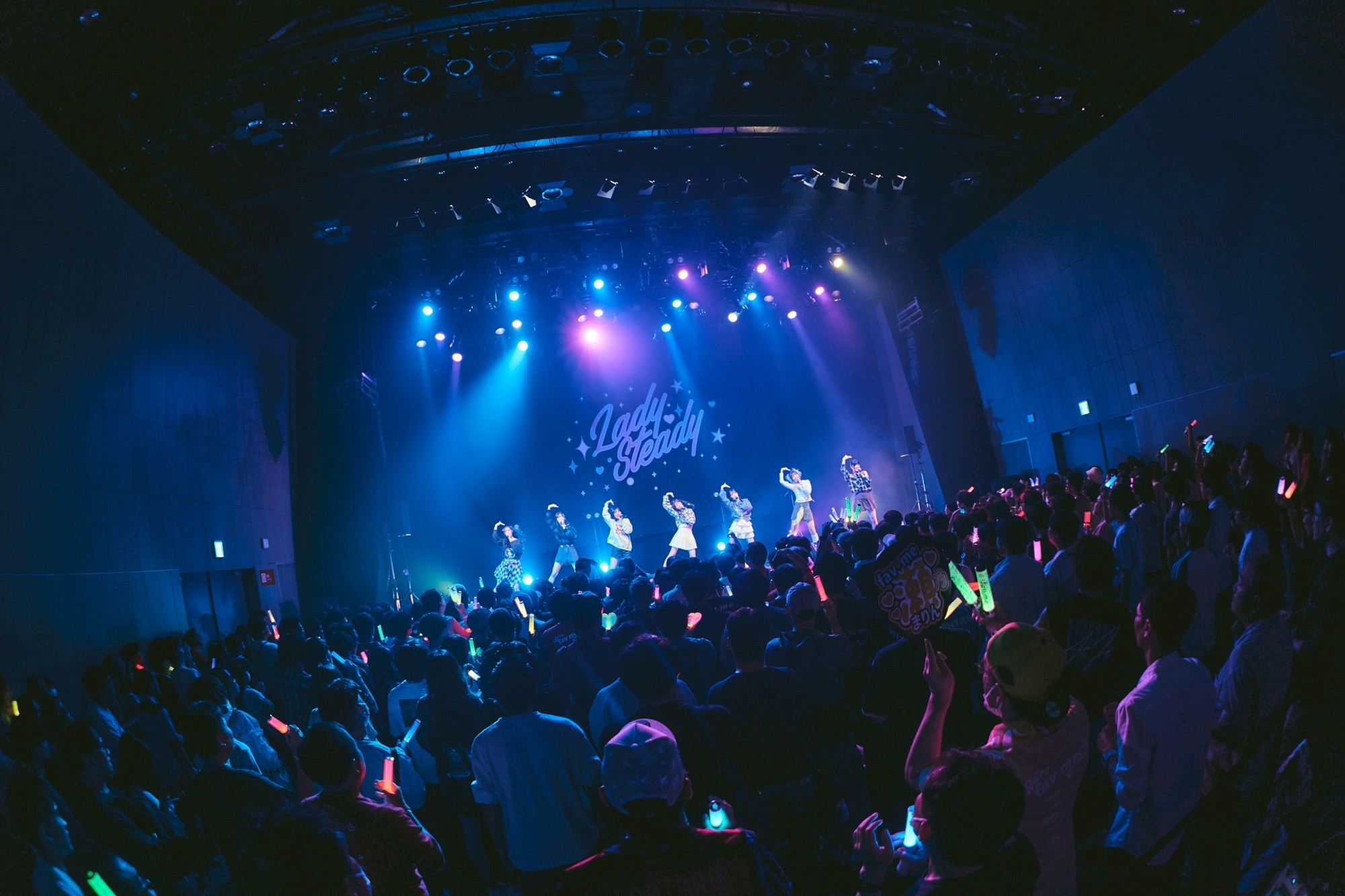 大トリをつとめ熱狂の中パフォーマンスをするfav me