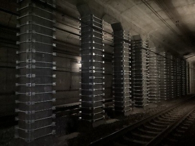 耐震補強された柱（万騎が原トンネル）