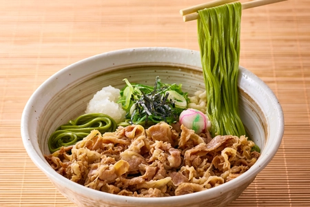 京都・伊藤久右衛門 祇園四条店限定の新メニュー 「牛肉と九条ねぎの冷やし抹茶そば」6月16日より提供開始