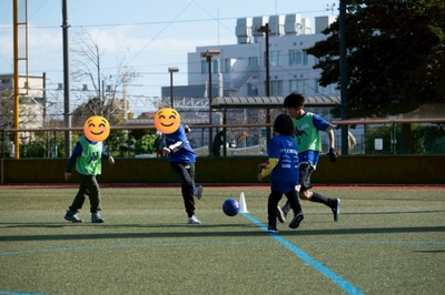 楽しくサッカーしている子どもたち