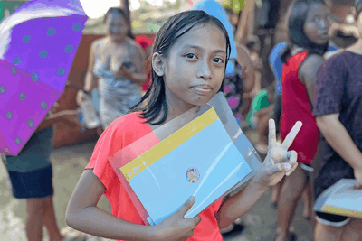 文房具の支給を受け取る子どもの様子