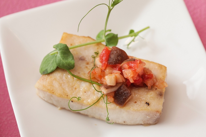 【メカジキのソテー 茸とトマトのドゥミセック (スモーク)】メカジキをムニエルにしドライトマトと 茸のソースで纏めました