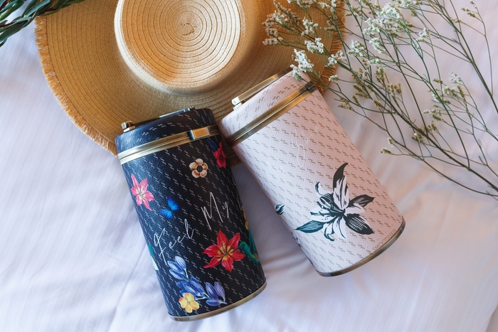 バニティバッグ(左からブラック・ベージュ)