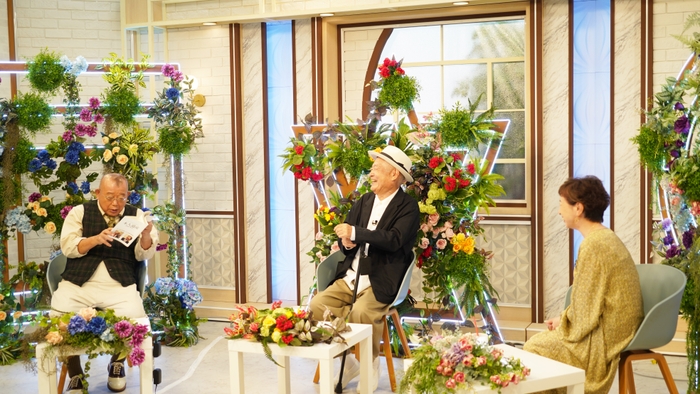 鶴瓶さんが見ているものは…南さんの顔真似本「本人遺産」!