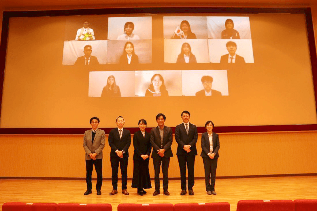 出場者と審査員、加計役・加計学園理事長(右から3人目)がそろって記念撮影