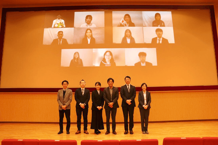 出場者と審査員、加計役・加計学園理事長(右から3人目)がそろって記念撮影