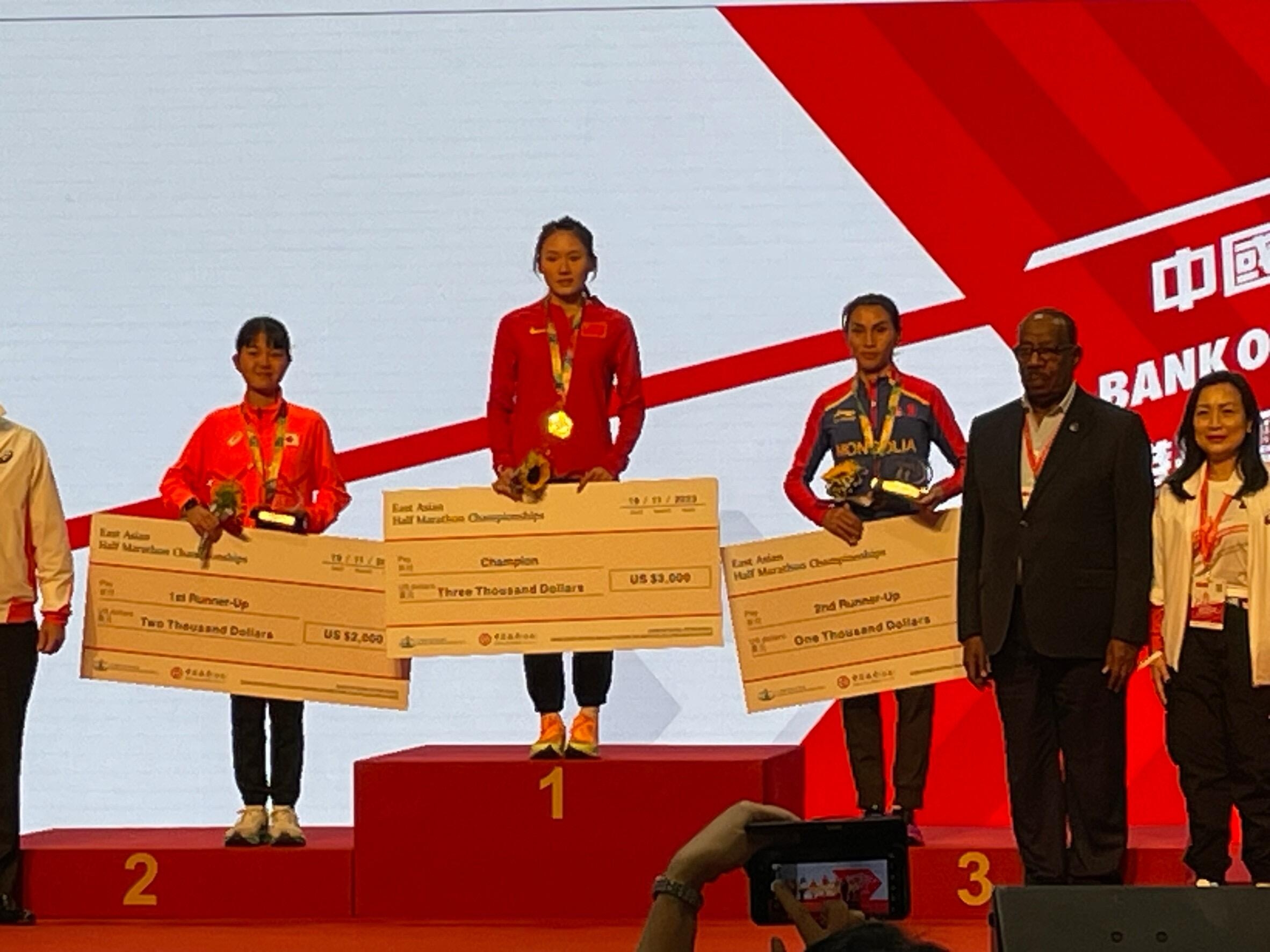 銀メダルを取った原田選手(左)