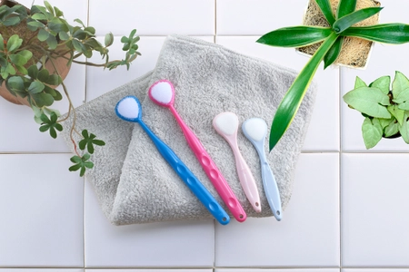 在宅介護における「口腔ケア」見直してみませんか？ 舌ブラシのシキエンが在宅介護従事者722名にアンケート実施！