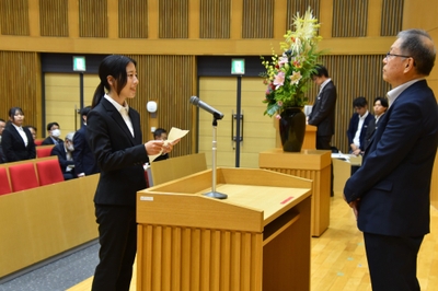 謝辞を述べる坂井さん
