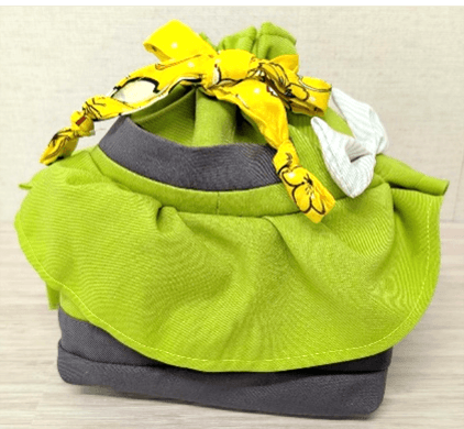 【巾着】 紐にはスカーフを利用、ジャケットのポケットを活かした収納も配置。