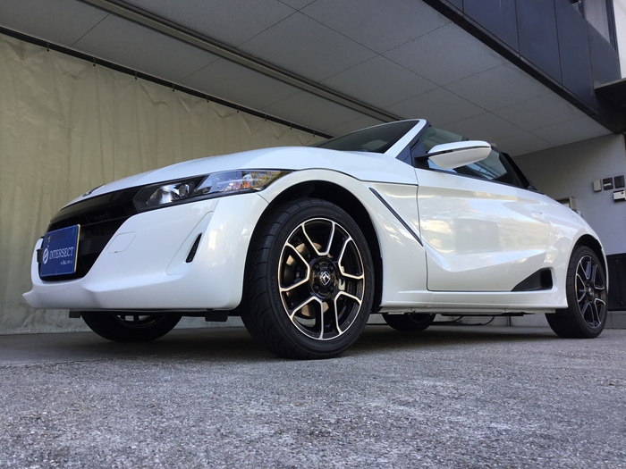 低い着座位置から感じるスピード感は最高!