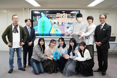 加藤教授、笠井教授、岩田教育長とともに集合写真