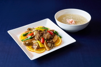 追加料金でアップグレードできる「牛肉と季節野菜のオイスターソース炒め」と「蟹肉入りフカヒレスープ」