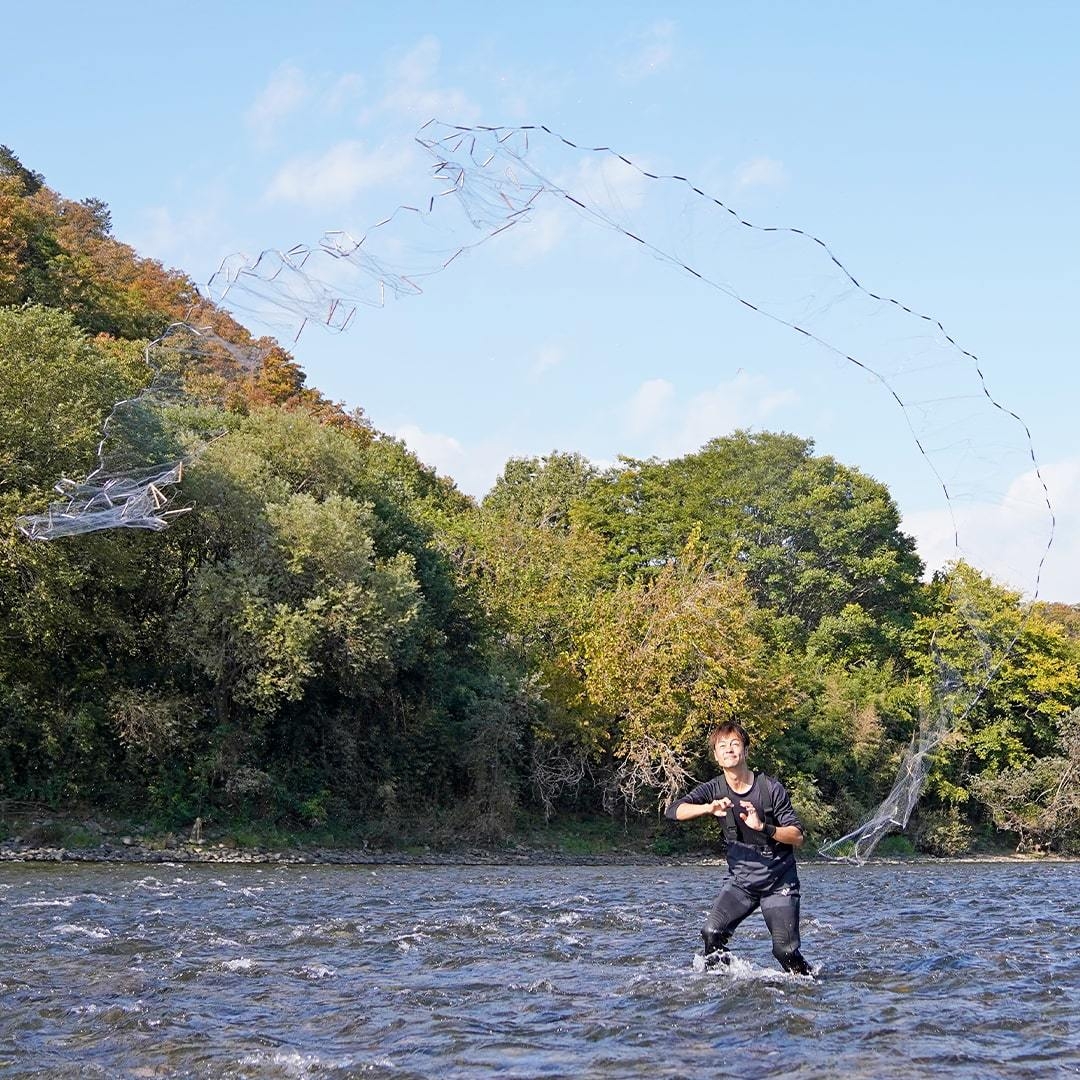 伝統の手投網漁法