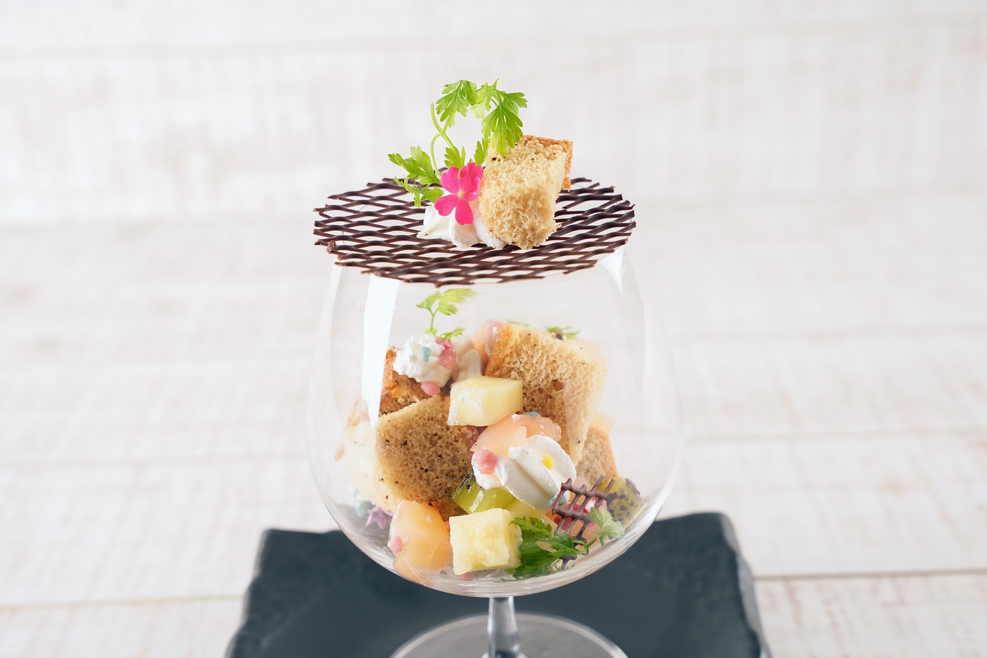 様々な食感が楽しめる夏らしいスイーツ(880円)