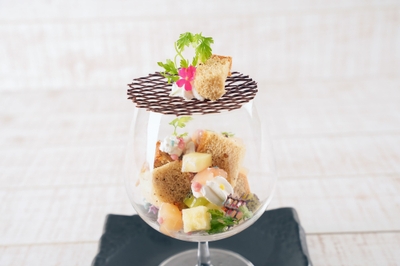 様々な食感が楽しめる夏らしいスイーツ（880円）