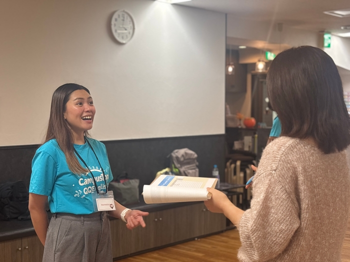 フィリピン人教師と共通点を探す話をしている参加者の様子②