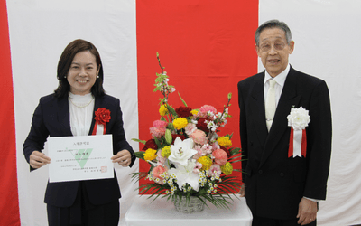 左：新入生代表 池谷康恵さん 右：西村哲雄学長